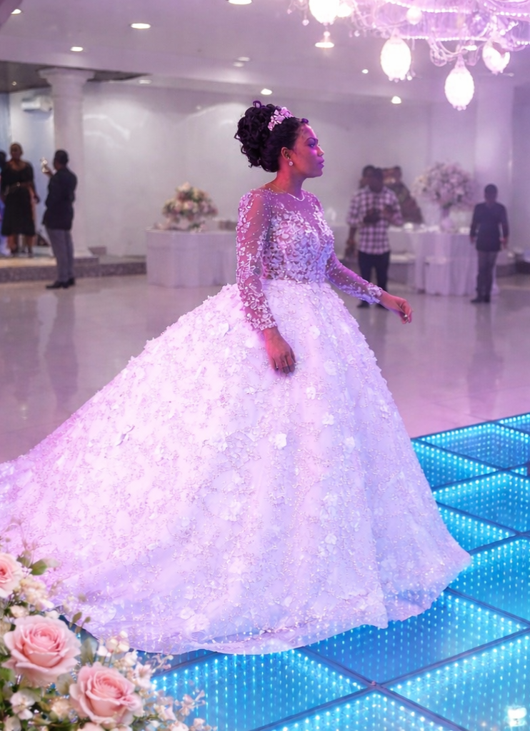 Vestido de Noiva Princesa em Renda Bordada com Cauda Longa