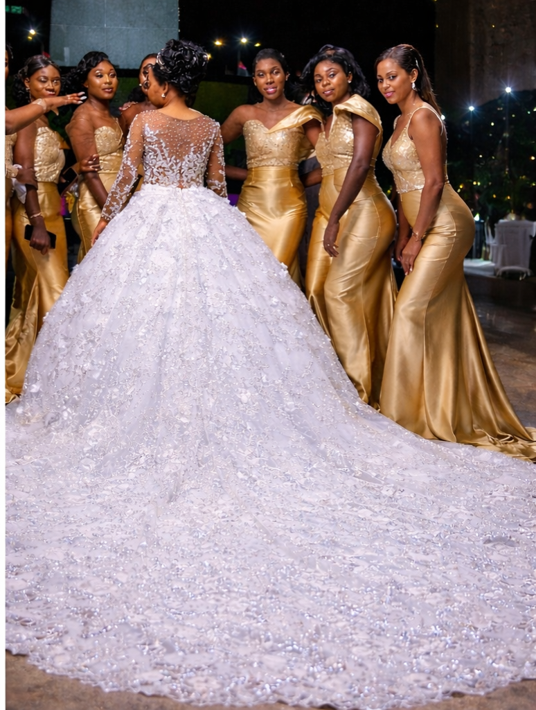 Vestido de Noiva Princesa em Renda Bordada com Cauda Longa